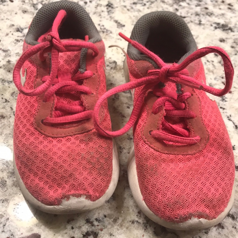Nike’s girls 11C